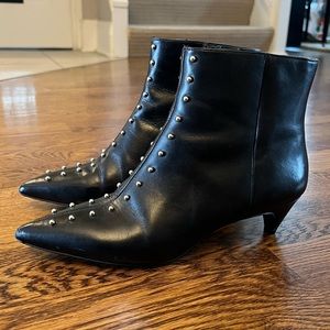 Final sale- moving! Nine West kitten heel studded booties